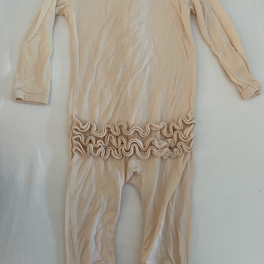 Ruffle snap footie
